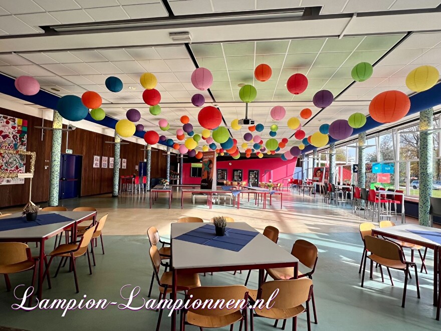 Grote gekleurde brandvertragende lampionnen in aula van school decoratie Tessenderlandt bollen