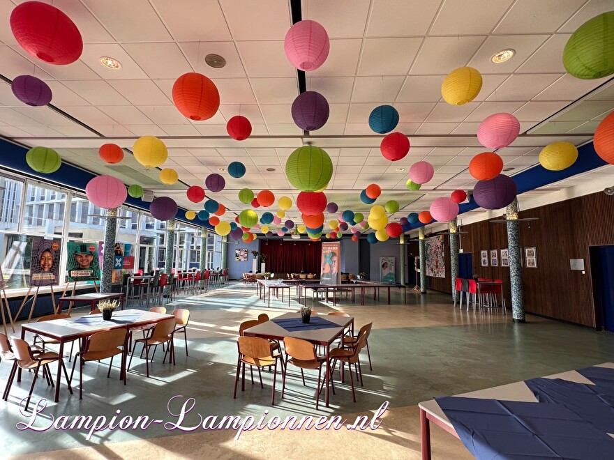 Grandes boules de lanternes aux couleurs gaies dans l'auditorium de ballon de décoration scolaire