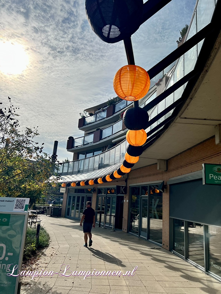 Halloween decoratie syling met lampionnen bollen in winkelcentrum Breda