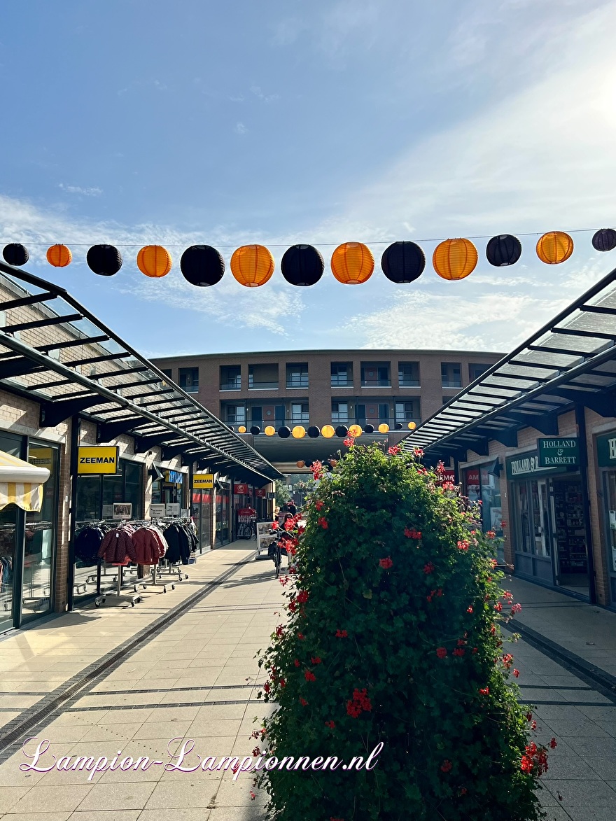 Halloween-Dekoration mit Lampions im Einkaufszentrum Breda 22