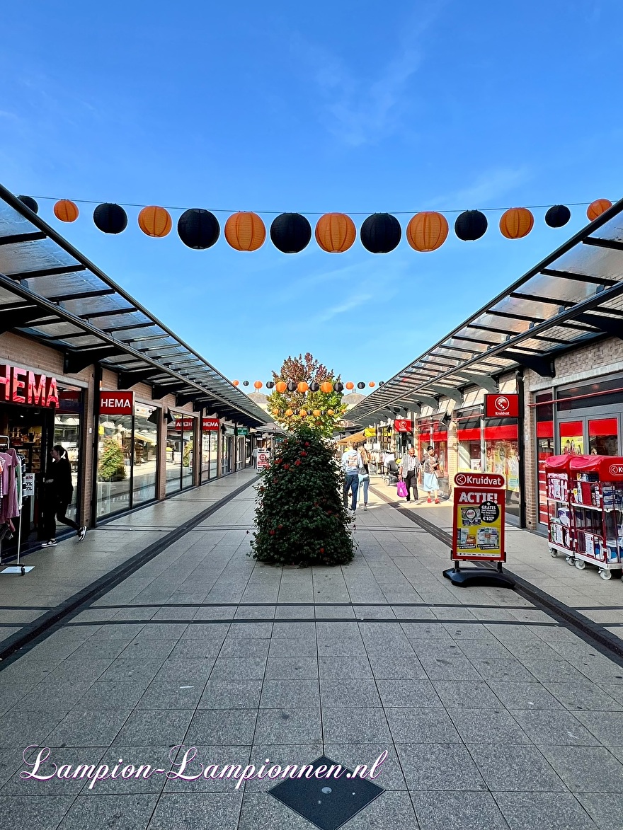 Décoration d'Halloween avec lampions dans le centre commercial