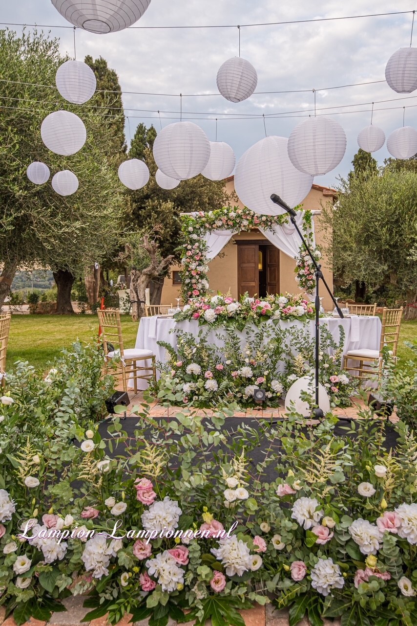 wapenkamer Monnik Standaard Italian wedding decoratie met witte lampionnen buiten in de tuin