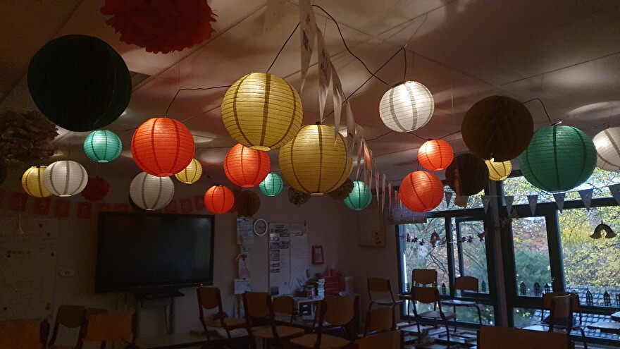 Kerstversiering met lampionnen op school styling goud event, Weihnachtsdekorationen mit Lampions in der Schule,  Silvester 2