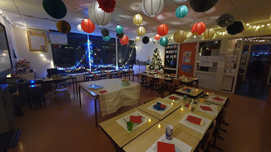 Kerstversiering met lampionnen op school styling goud event, Weihnachtsdekorationen mit Lampions in der Schule,  Silvester