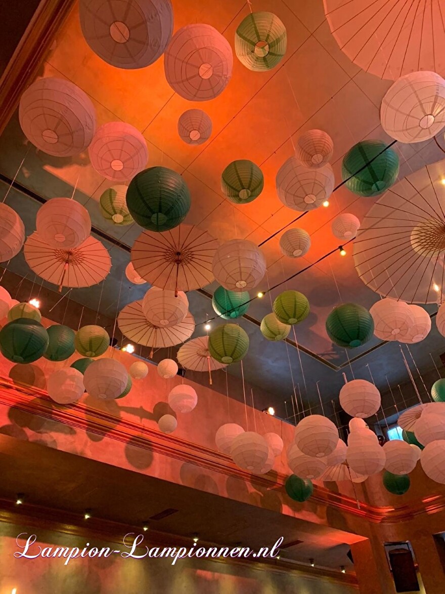 Lampion decoratie bedrijfsfeest groen en donker groen en creme met parasols ballon