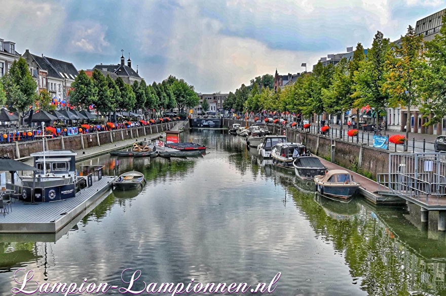 Lampion straatversiering voor buiten Havenfeesten Breda La Vuelta ballon slingers oranje blauw 2