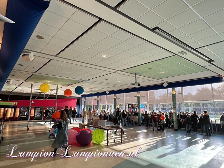 Grandes boules de lanternes aux couleurs gaies dans l'auditorium de ballon de décoration scolaire 2