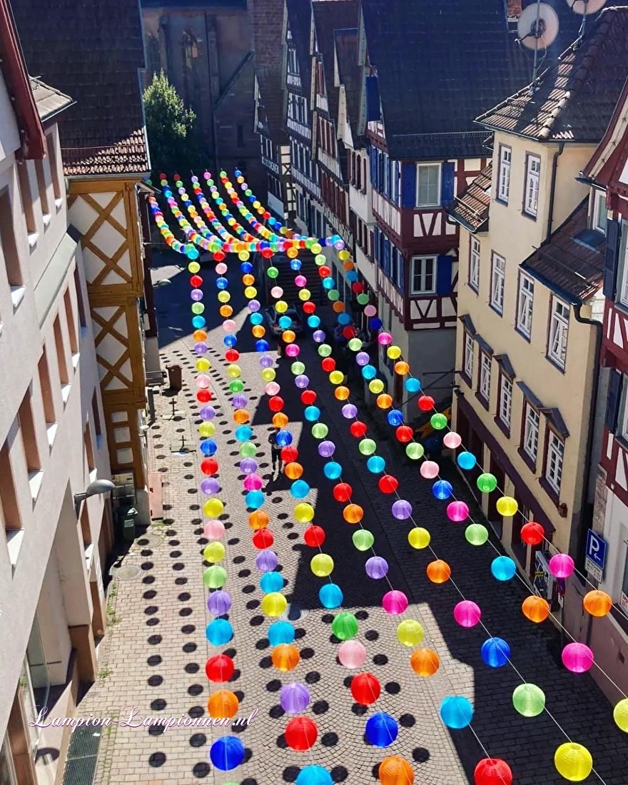 Lanternes dans les rues commerçantes de Calw, joyeuses boules de ballons sur câbles