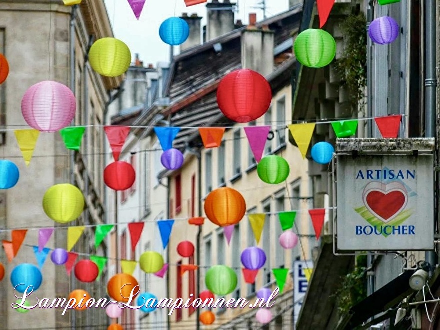 Weerbestendige nylon lampionnen in de straten van Limoges