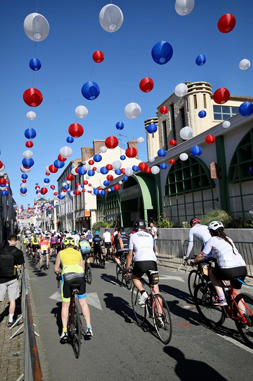 Lampions Les Herbiers in den Straßen bunte Luftballons Frankreich