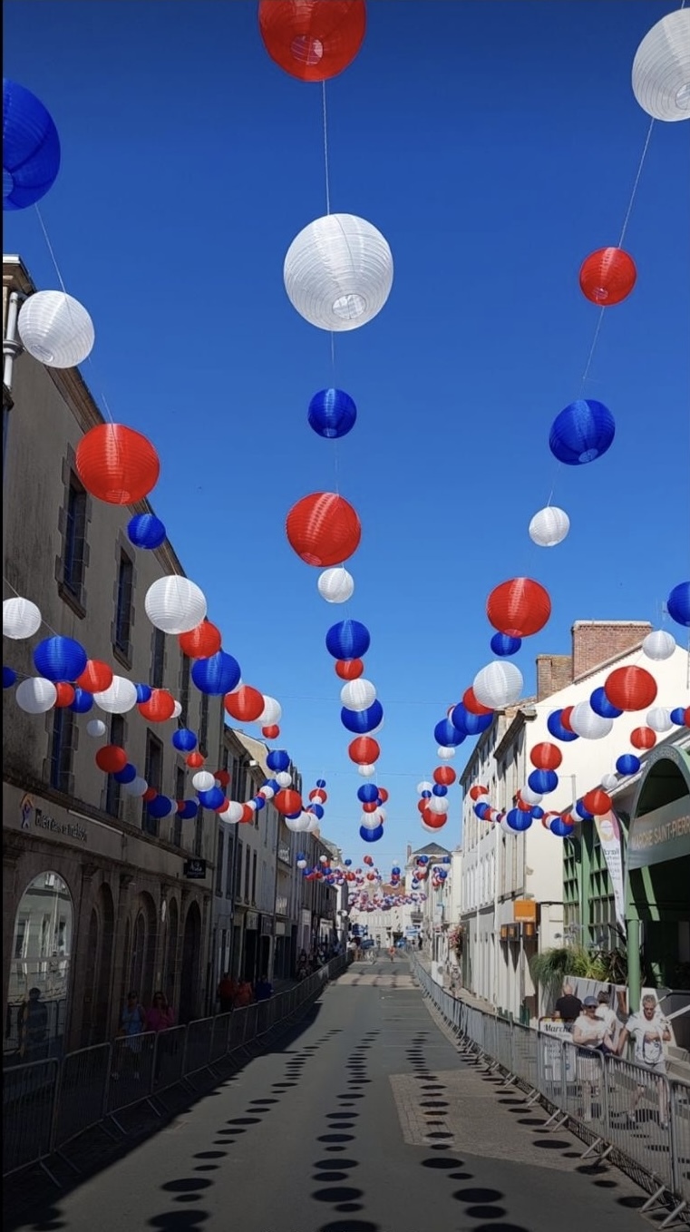 Lampinions in den Einkaufsstraßen von Les Herbiers, Frankreich