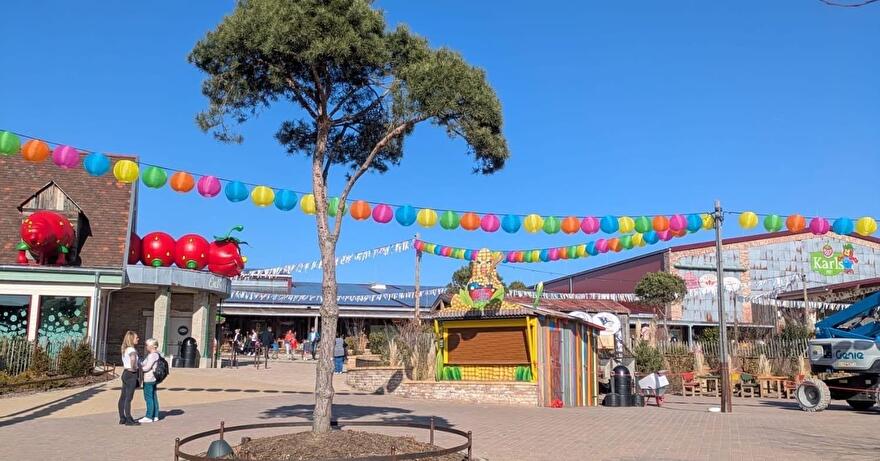 Nylon Lampions decoratie bij pretpark Karls Erlebnis-Dorf 2