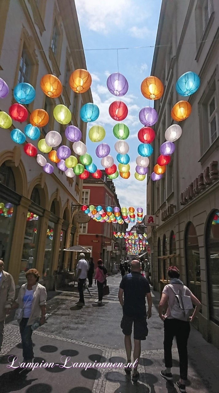 Nylon lampionnen straatversiering Schustergasse in Würzburg, lampion decoratie winkelstraat , Nylonlaternen für Straßendekoration Lampions Schustergasse in Würzburg, Laternendekoration Einkaufsstraße, Lanternes ballons en nylon décoration de rue 2