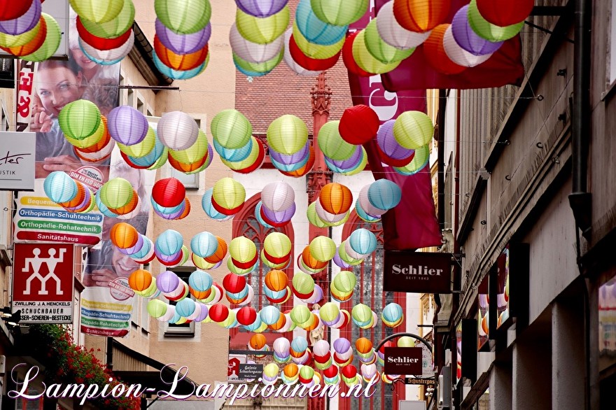 Lanternes en nylon décoration de rue Schustergasse à Würzburg, décoration de lanterne rue commerçante, Nylonlaternen für Straßendekoration Lampions Schustergasse à Würzburg, Laternendekoration Einkaufsstraße, Lanternes et décoration en nylon de rue ballons 2