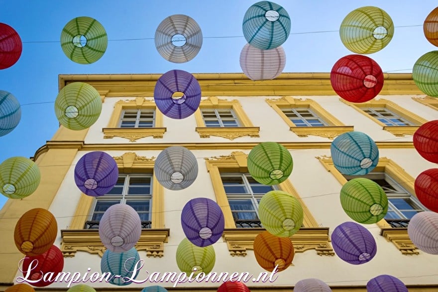 Nylon lampionnen straatversiering Schustergasse in Würzburg, lampion decoratie winkelstraat , Nylonlaternen für Straßendekoration Lampions Schustergasse in Würzburg, Laternendekoration Einkaufsstraße, Lanternes en nylon décoration de rue ballons 2