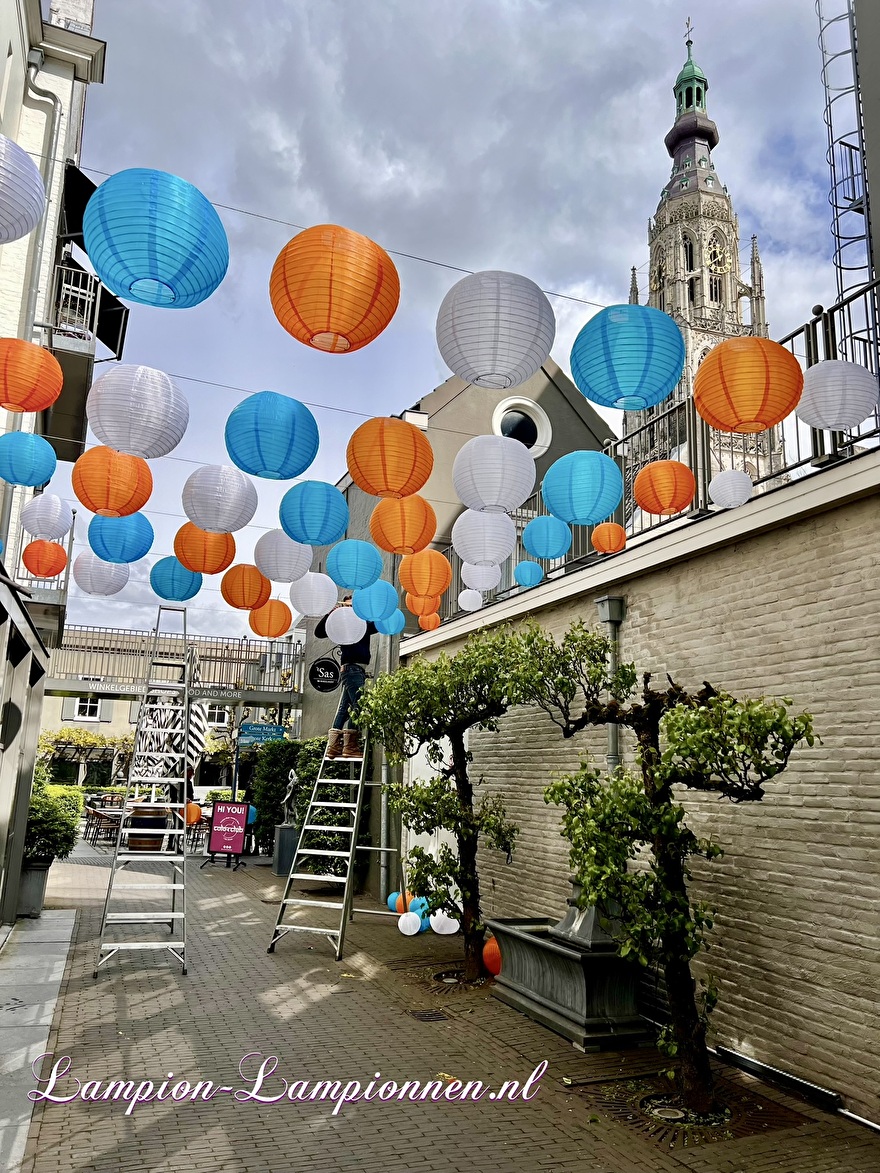 Nylon lampionnen wit blauw oranje in Breda 't Sas ballonnen bollen