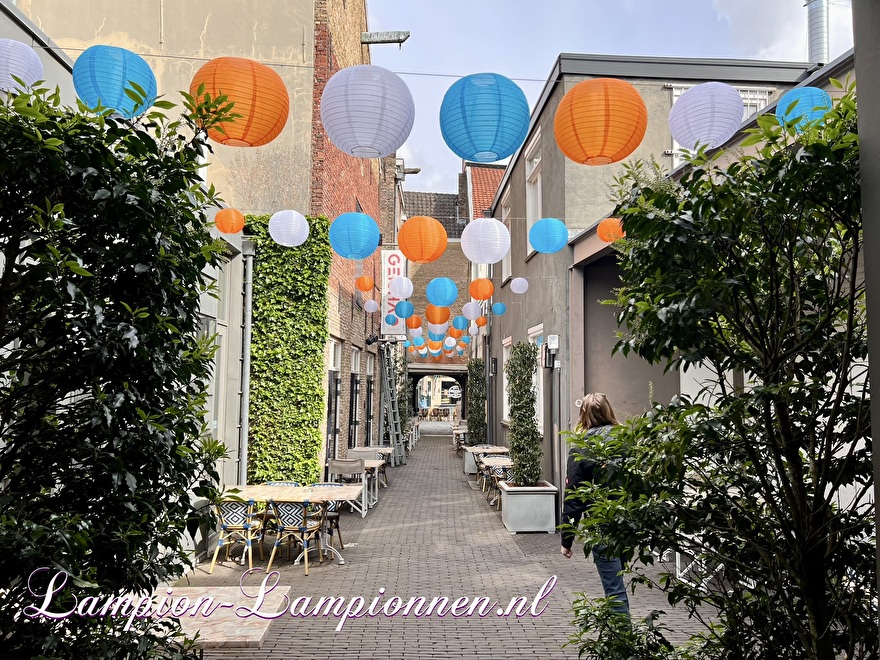 Nylon lampionnen wit blauw oranje in Breda 't Sas gekleurde bollen ballonnen