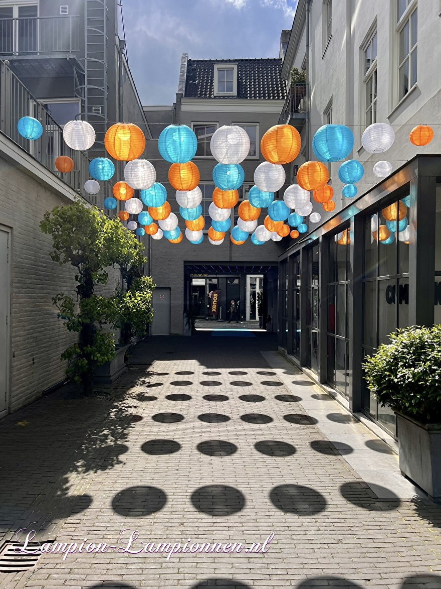 Nylon lampionnen wit blauw oranje in Breda 't Sas bollen ballonnen