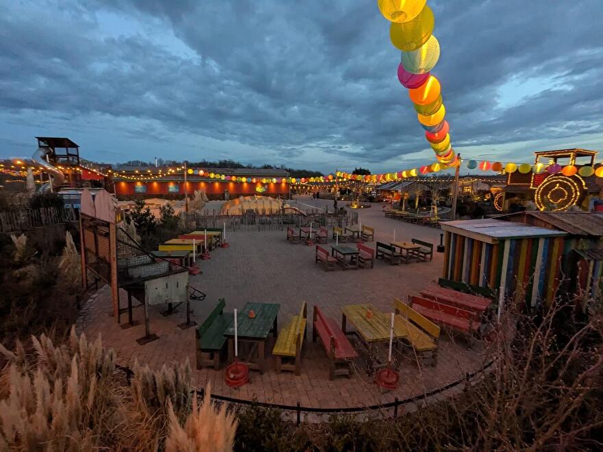 Lampions ext&eacute;rieures en nylon au parc d'attractions