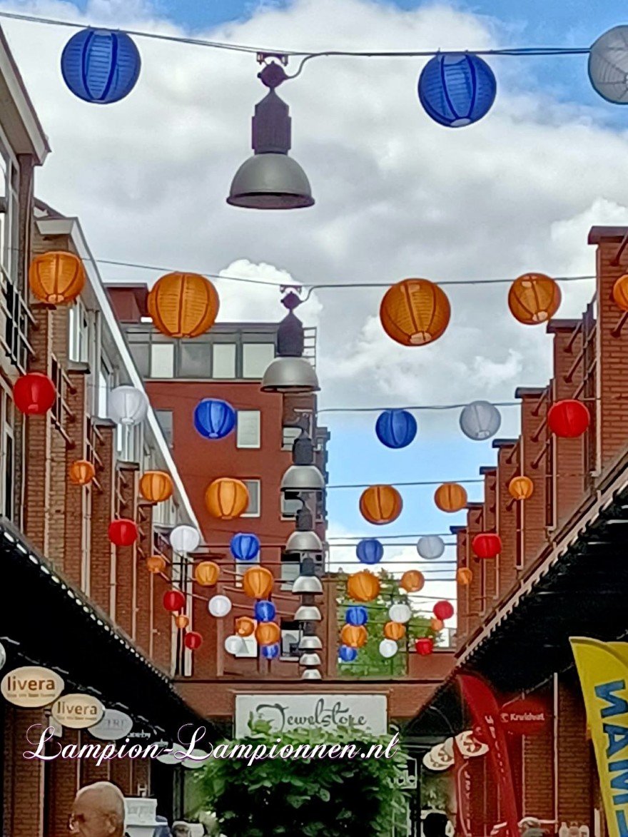 Rood wit blauw oranje lampionnen ballonnen winkelcentrum de Schoof Hendrik Ido Ambacht, lampionnen winkelstraat versiering 31