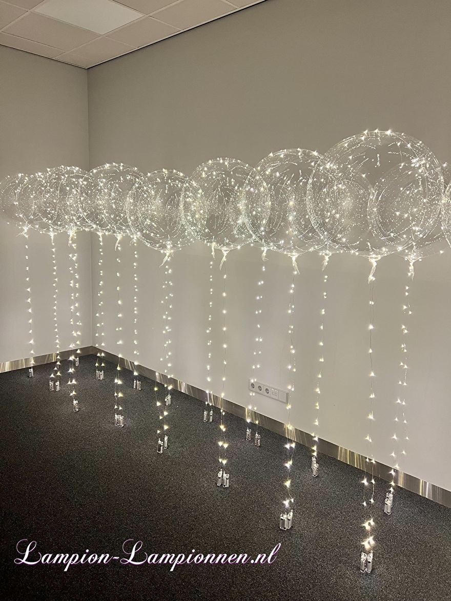 Pour un évènement en forêt, décorez un lustre de chandelles LED en toute  sécurité.