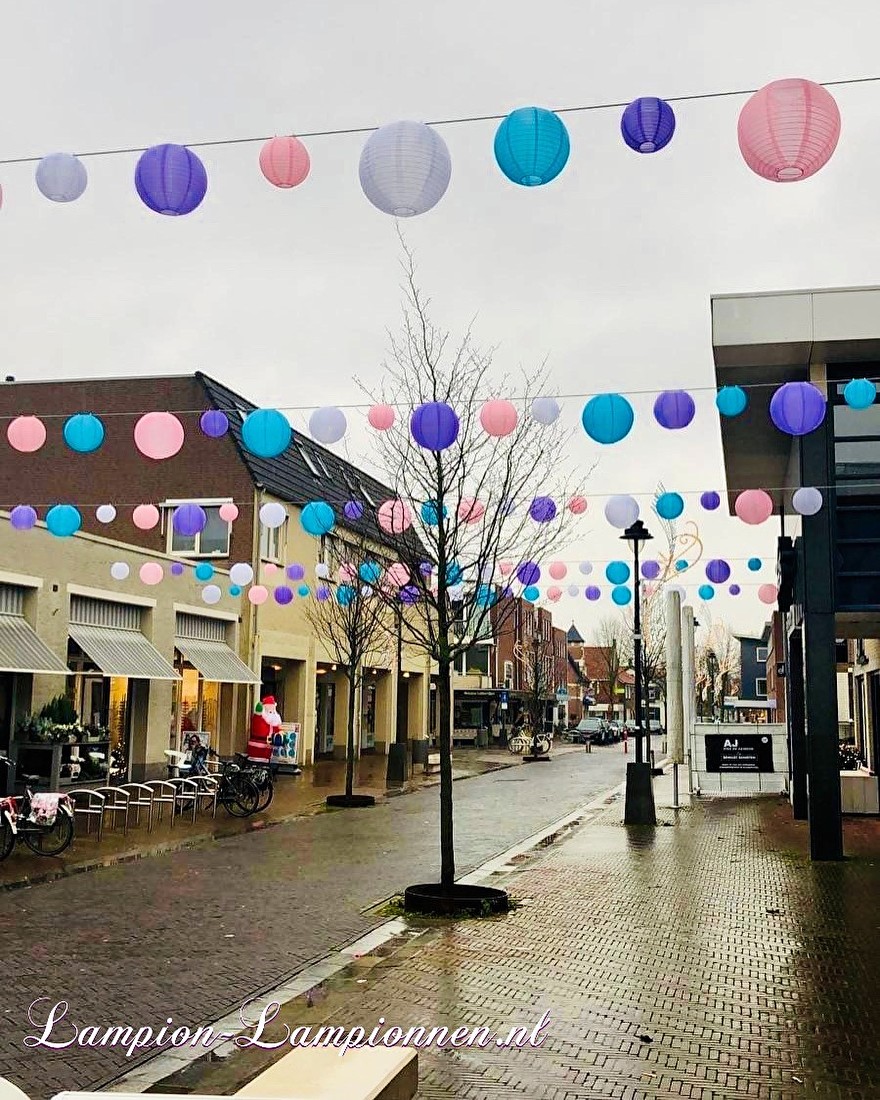 Weerbestendige nylon lampionnen in winkelstraten van Bemmel, lampion slingers citymarketing straat versiering, Wetterfeste Nylonlaternen in den Einkaufsstraßen von Bemmel, Laternengirlanden und Straßendekoration für das Stadtmarketing