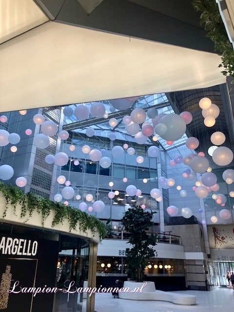 Winkelcentrum decoratie met grote brandvertragende lampionnen Central Plaza Rotterdam ballon bollen