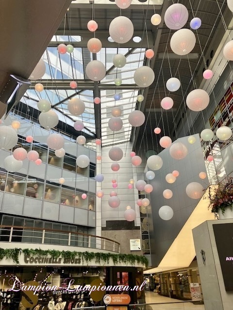 350 große B1 feuerhemmende Lampions 120 cm im Einkaufszentrum Central Plaza Rotterdam