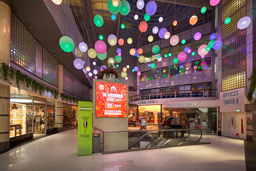 Winkelcentrum versiering met grote 350 brandvertragende lampionnen 120 cm Central Plaza Rotterdam ballon bollen 3