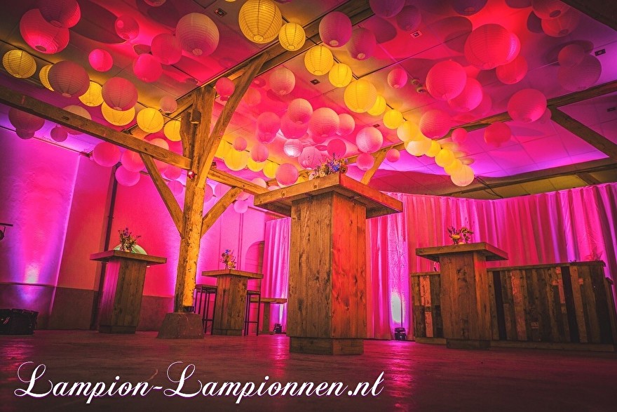 Witte lampionnen bij feest, weiße lampions am Fest Hochzeit, huwelijk mariage fete, goedkope lampion met led verlichting