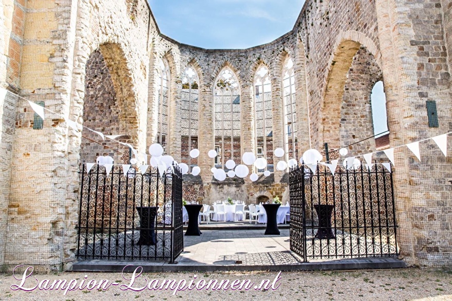 Weiße Laternen im Schloss bei der Hochzeit wetterfeste Nylonhochzeitsdekoration, Weiße Laternen im Schloss und wetterfeste Nylonhochzeitsverzierung, Laternen bei der Hochzeit im Schloss und Nylonhochzeitsverzierung