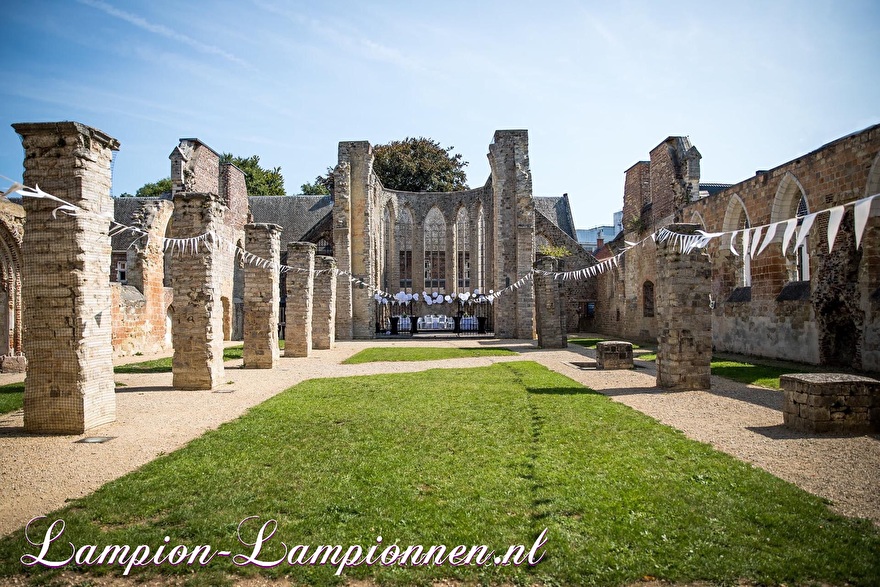 Witte lampionnen in kasteel bij huwelijk weerbestendig nylon bruiloft versiering, Weiße Laternen im Schloss an wetterfesten Nylon hochzeitsverzierung, Lanternes blanches dans le château ornement de mariage en nylon résistant aux intemp