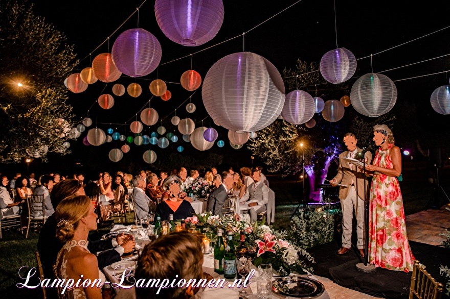 Lampions en nylon illuminées blanches à l'extérieur dans le jardin lors d'un mariage en Italie 22