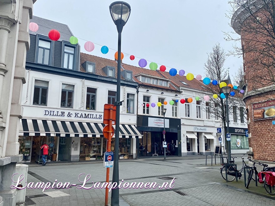 a 700 vrolijke nylon lampionnen in winkelstraten van Turnhout, straat decoratie versiering aan kabels ballon, 700 fröhliche Nylonlaternen in den Einkaufsstraßen Straßendekoration auf Ballon kabeln Lampions 4