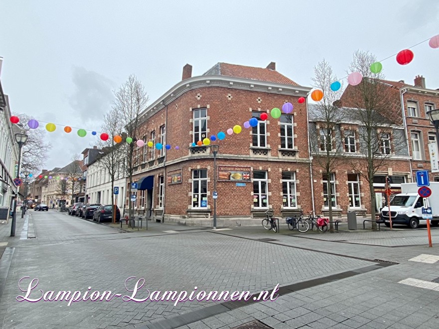 300 brandwerende gekleurde lampionnen winkelcentrum Hof van Spaland Schiedam, vrolijke ballonnen in straten Laternendekoration in Straßendekoration, ballon, lampions dans le centre commercial 4