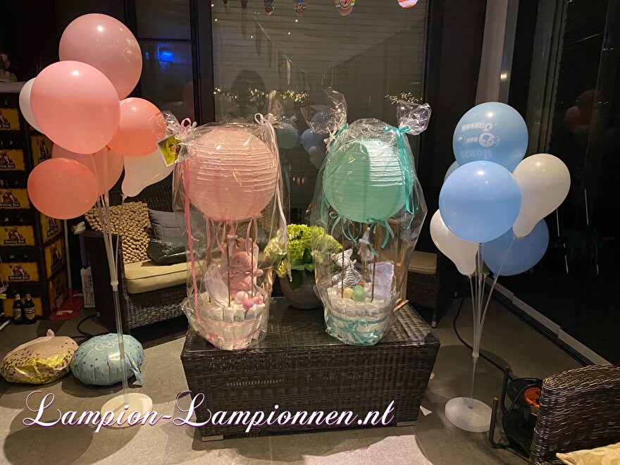 baby shower, baby borrel decoratie feestversiering met roze en blauwe lampionnen, honeycombs en pompoms luchtballon luiertaart