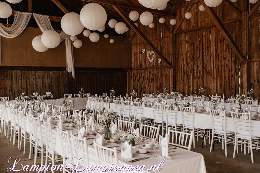 Décoration de salle de banquet de mariage avec des lampions