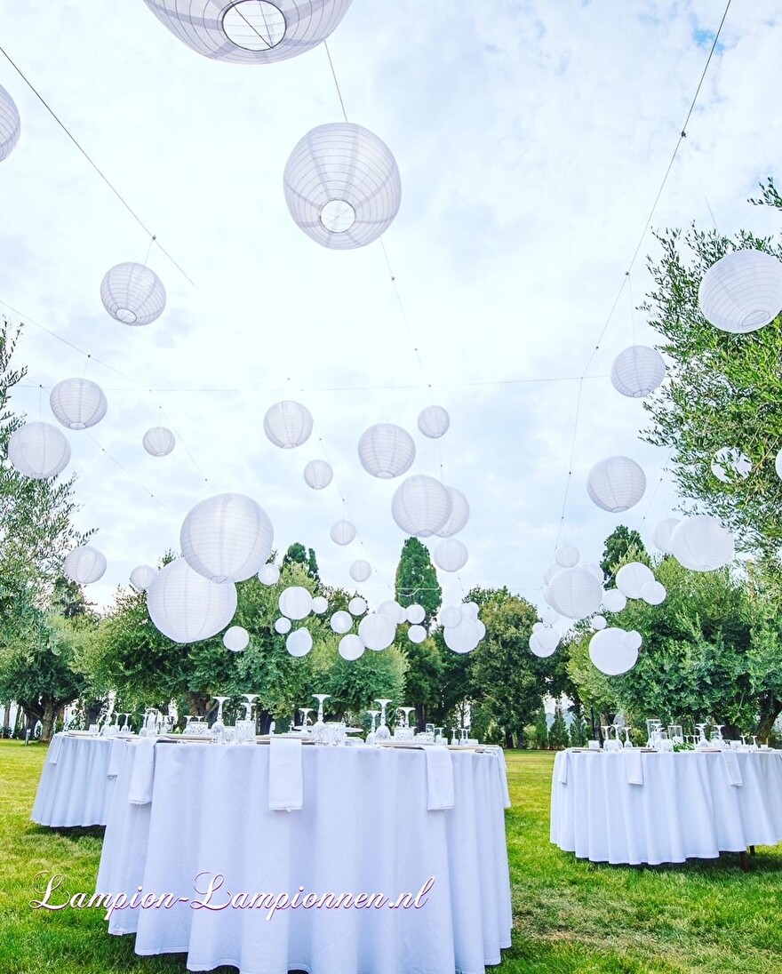 bruiloft in Italie witte nylon lampionnen decoratie in tuin huwelijksfeest Italian wedding styling 34