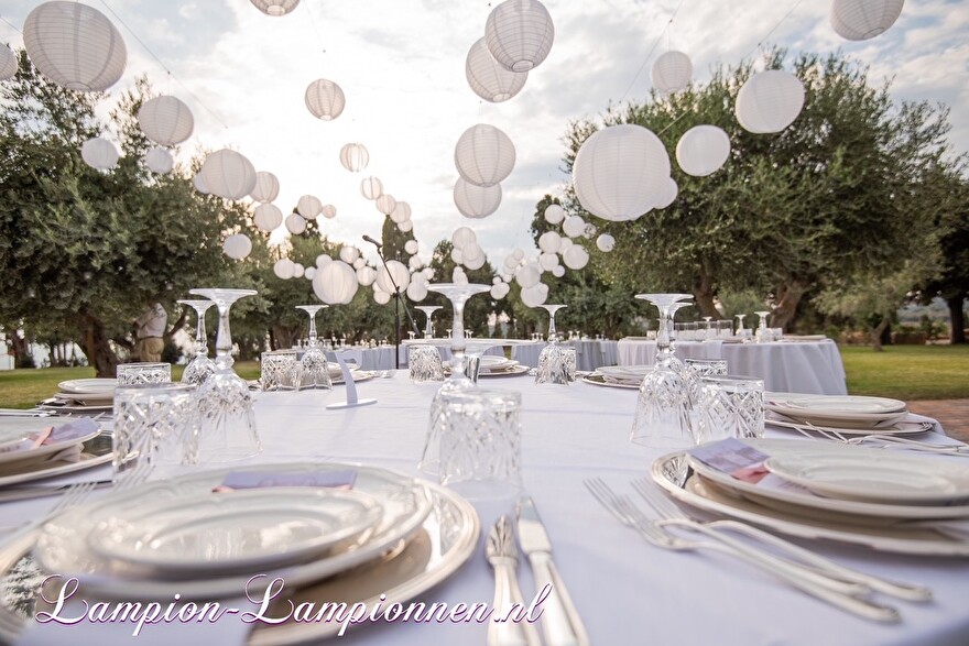 bruiloft in Italie witte nylon lampionnen decoratie in tuin huwelijksfeest Italian wedding styling dinertafels 3