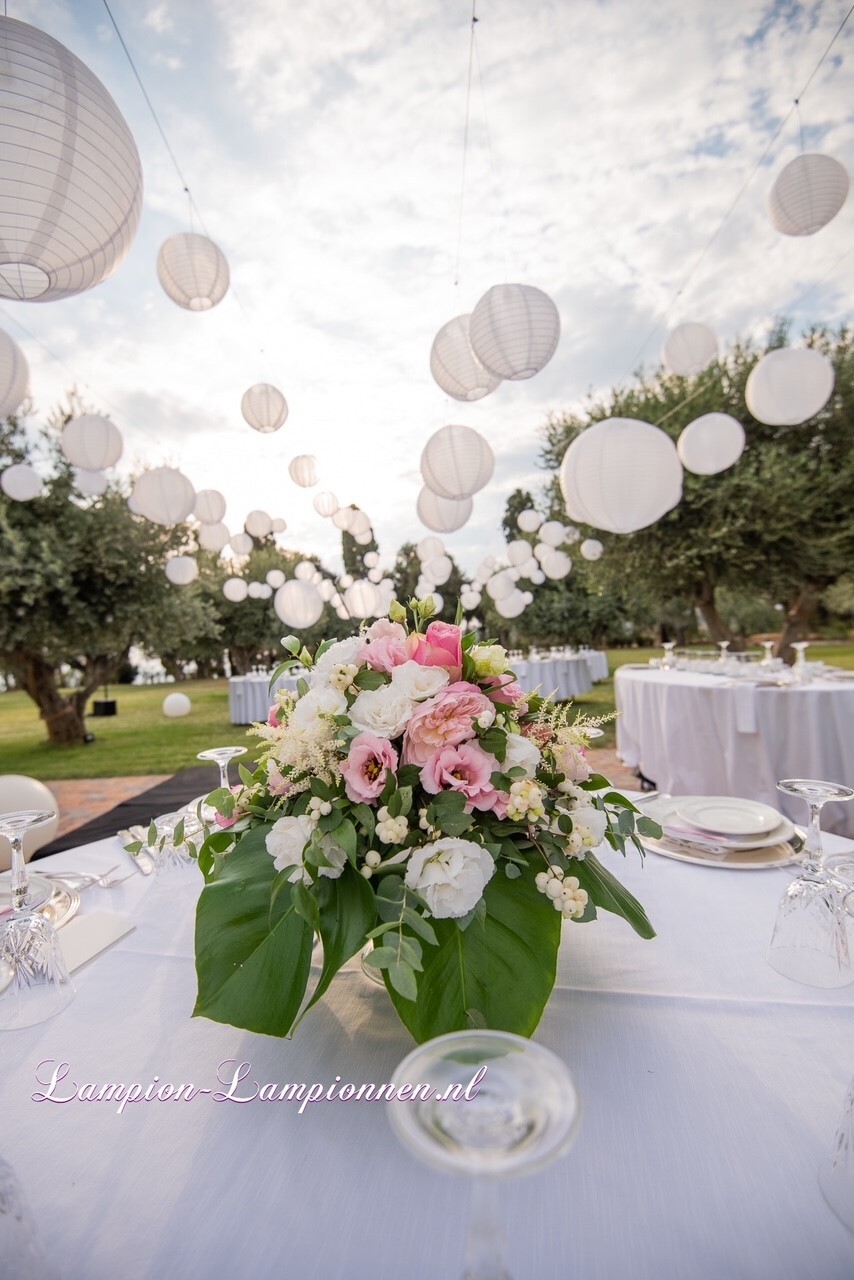 bruiloft in Italie witte nylon lampionnen tafel decoratie in tuin huwelijksfeest Italian wedding tafel decoratie