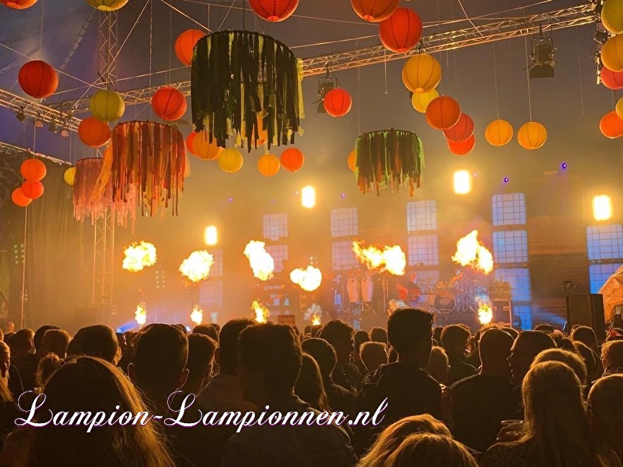 gekleurde lampionnen op een muziek festival event, fabrige papierlaternen am event, lanternes en papier coleur fete, party deko with paper lanterns rood geel oranje podium event styling dance eventplanner 2