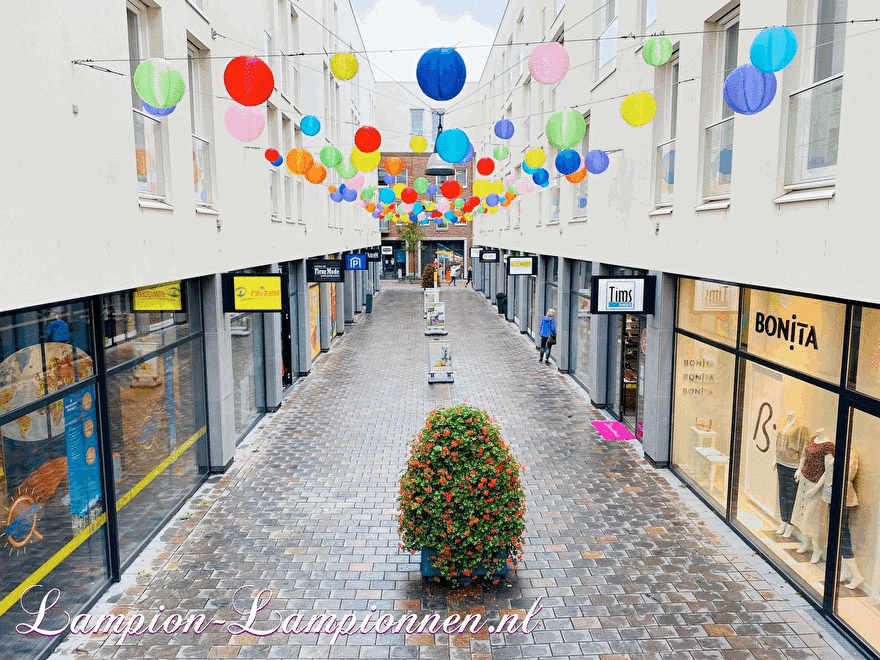 gekleurde nylon lampions winkel straat Waddinxveen Gouweplein, wetterfester lampion, weerbestendige lampion, lampionnen voor buiten, plastic lampion, gekleurde nylon lampionnen in straat winkelstraat versiering decoratie , Einkaufsstraße deko 2