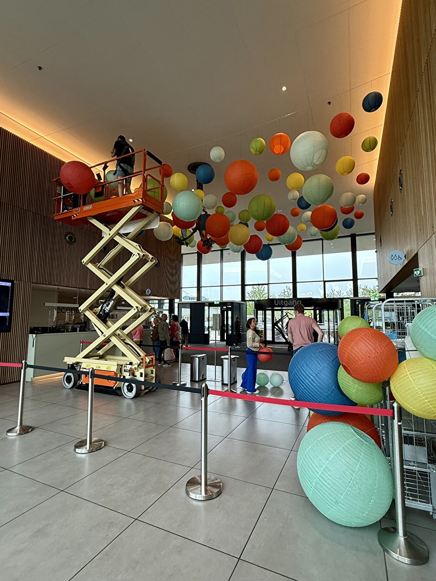 Montage van grote gekleurde bollen in Amphia ziekenhuis