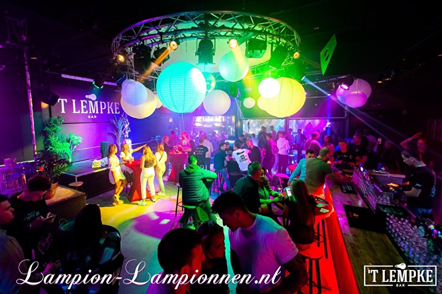 grote brandvertragende lampion in cafe festival of event decoratie versiering styling, große Schwer entflammbare Lampions im bundle, fireproof, Feuer hemmend, Dekoration Lampion grande en paquet