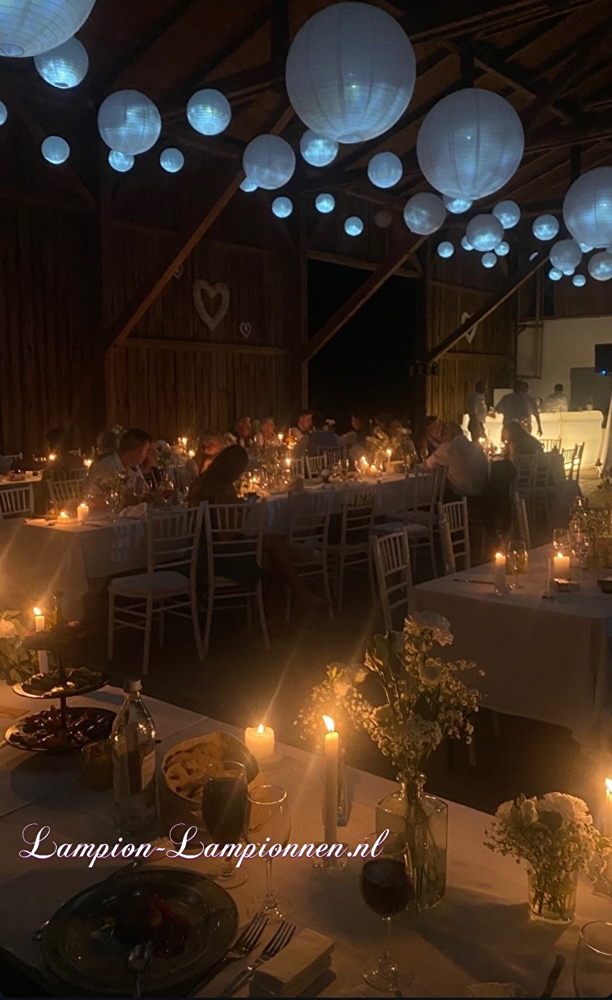 Hochzeitsdekoration mit weißen Lampions hochzeit deko mit fete