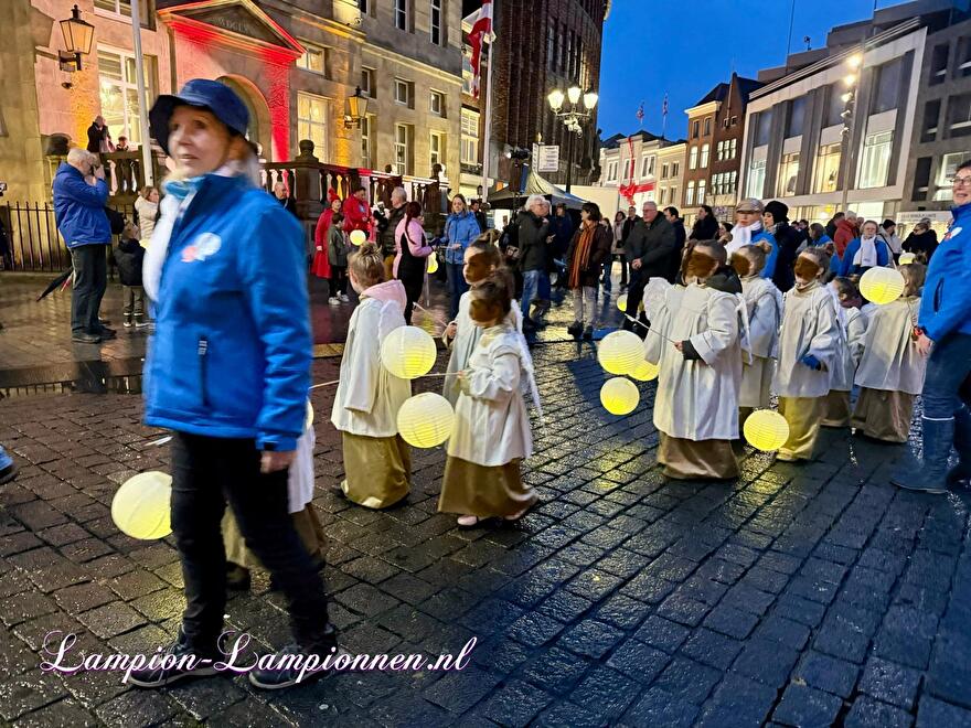 kinderen lampionnen optocht 3kdb lampions defilee parade laufen