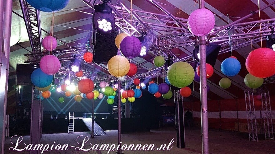 lanternes de mélange de couleurs dans la tente de réception, lanternes farbige bündel, lanternes colorées, sac en carton, sachets en papier, lanternes colorées, lanterne de fête 3