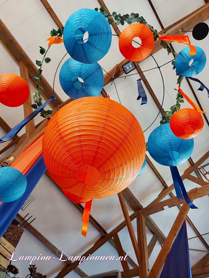 trossen oranje en donker blauwe brandvertragende lampionnen feestzaal decoratie feuerhemmende Lampions