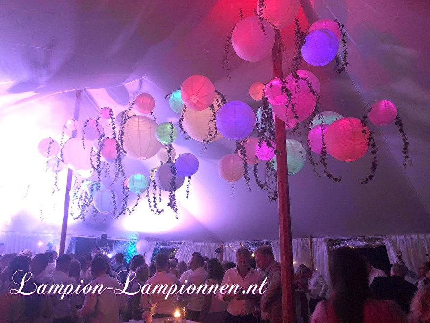 witte lampionnen bij Italian Style Wedding kerkdriel, weiße Lampions mit LED bij huwelijk bruiloft tentfeest hochzeit blanc lanternes met gekleurde led lampjes