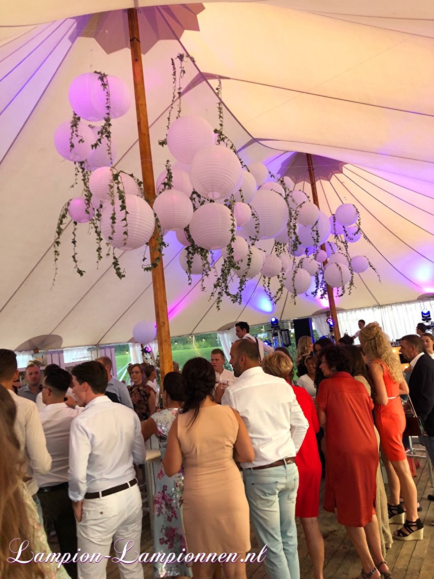 witte lampionnen bij Italian Style Wedding kerkdriel, weiße Lampions mit LED bij huwelijk bruiloft tentfeest hochzeit blanc lanternes